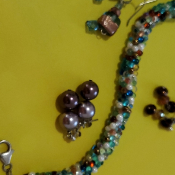 4 unique SDE Designs Assortment ✨️ Earrings and Beaded Bracelet - Picture 3 of 7